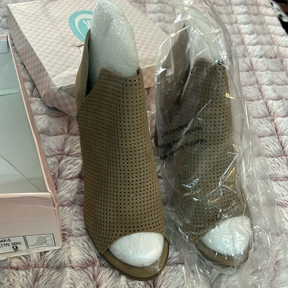 Soda 4 inch open toe boots Love it !